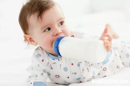 Cho trẻ bú sữa bình đúng cách