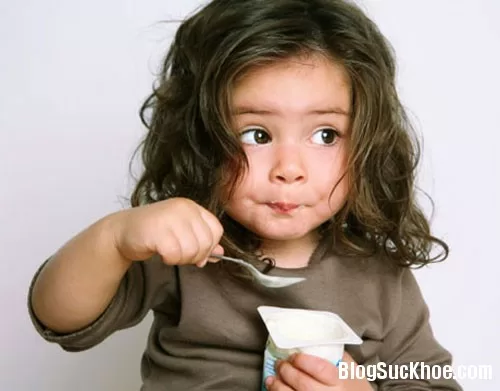 Nguy hại từ sữa chua hết hạn đối với trẻ em