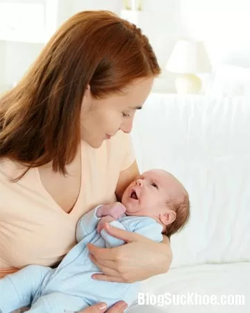 Mẹo giúp mẹ không bị đau lưng khi bế bé