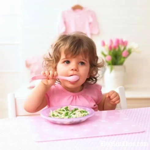 10 sai lầm cha mẹ thường mắc phải khi cho con ăn