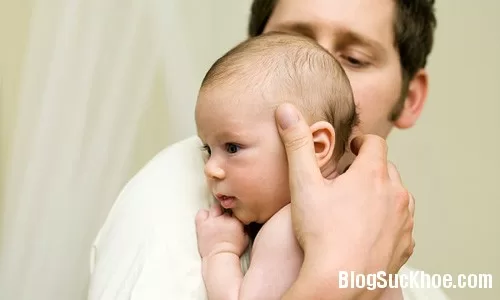 Cách bế bé phù hợp theo từng giai đoạn