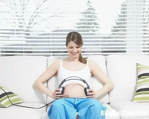 Bé nghe được gì từ trong bụng mẹ?