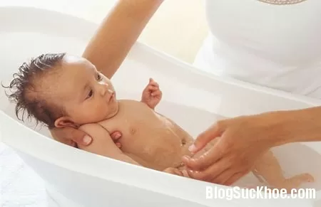 Thận trọng khi cho trẻ tắm lá