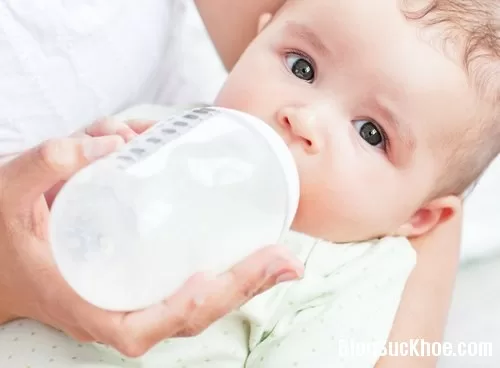 Những điều cơ bản khi cho trẻ dùng sữa bình