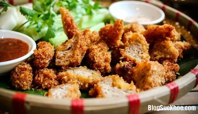 Nguy cơ tiềm ẩn từ nem chua rán