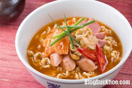 Ăn mỳ không đúng cách gây nhiều tác hại