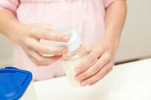 Pha sữa cho trẻ bằng nước gì là tốt nhất?