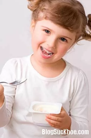 Cho bé ăn sữa chua tốt cho sức khỏe