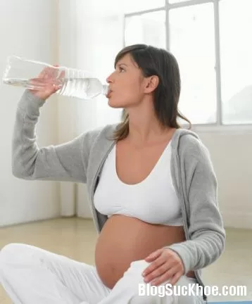 Những công dụng tuyệt vời của nước với bà bầu