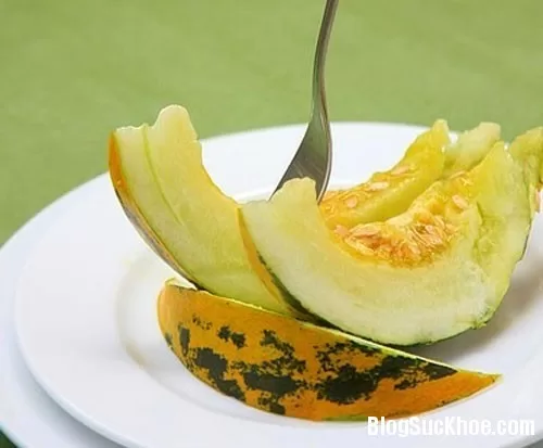 Chữa mụn trứng cá, làm da nhẵn mịn với dưa bở