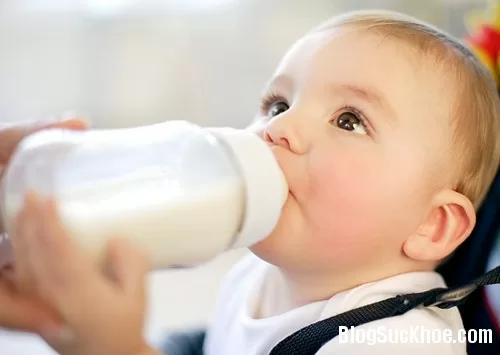 Những sai lầm khi pha sữa cho bé