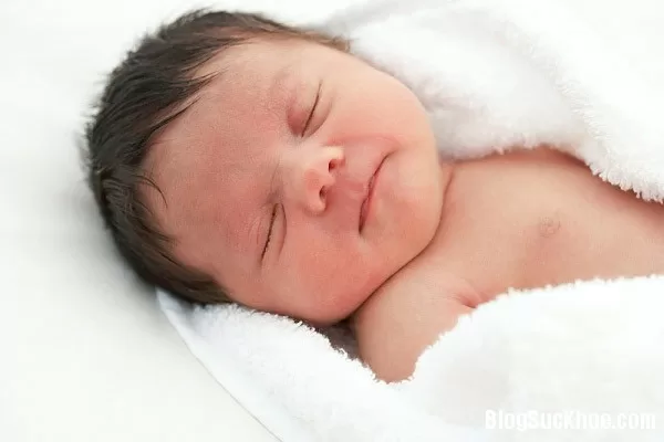 Cắt lông mi cho trẻ: Lợi ít hại nhiều