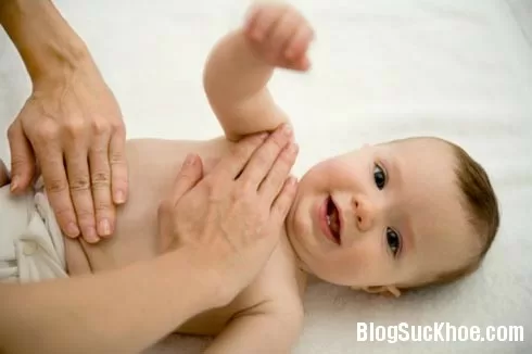 Nhận biết bệnh qua vị trí đau bụng của trẻ