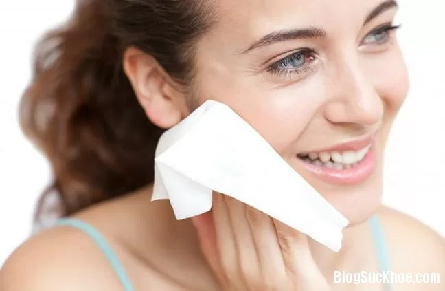 Không nên dùng khăn ướt để tẩy trang