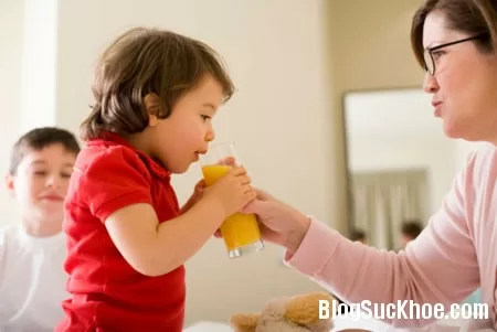 Lượng nước trái cây cho bé uống hàng ngày