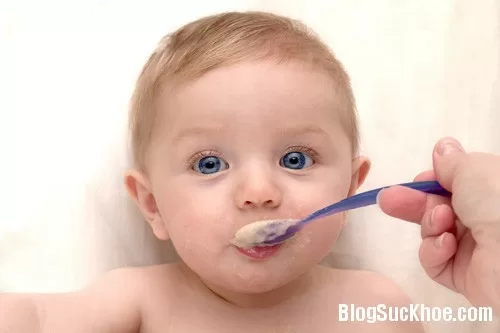 Dấu hiệu đến lúc bé ăn dặm