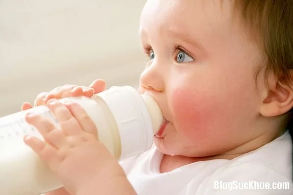 Lượng sữa bình theo từng độ tuổi cho bé
