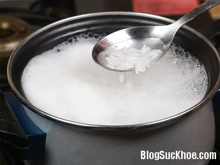 Dùng nước cơm chữa bệnh hiệu quả