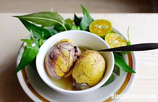 Vì sao không cho trẻ dưới 5 tuổi ăn trứng vịt lộn?