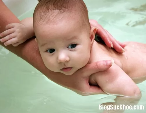 Điều mẹ cần lưu ý khi tắm cho bé