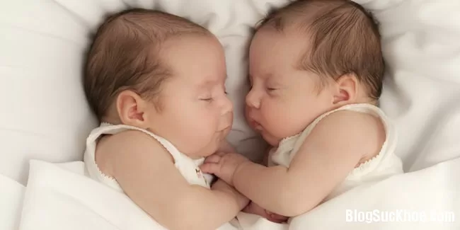 Nuôi con sinh đôi bằng sữa mẹ