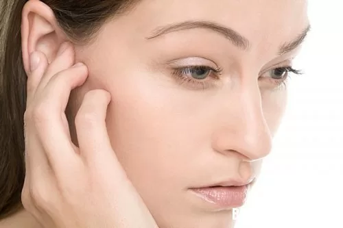 Mẹo hay đẩy nước ra khỏi tai tức thì