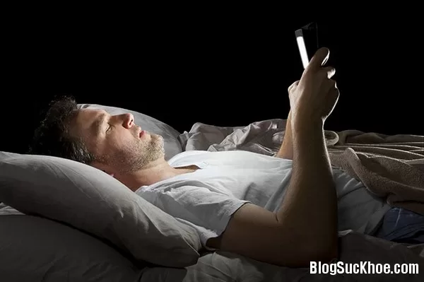 Cách dùng điện thoại ban đêm để không hại mắt, hỏng não
