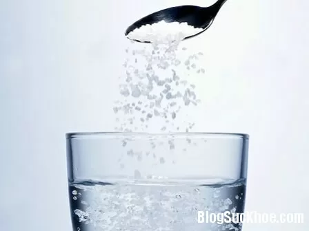 Trị mụn hiệu quả với nước muối pha loãng