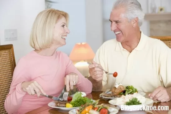 Những loại thực phẩm người già không nên ăn nhiều