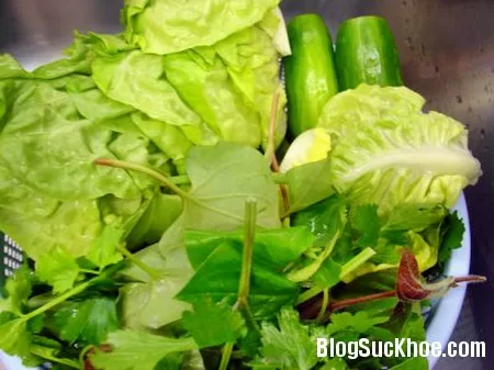 Những người không nên ăn rau sống