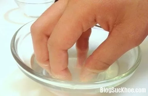 Cách tẩy móng không dùng Acetone