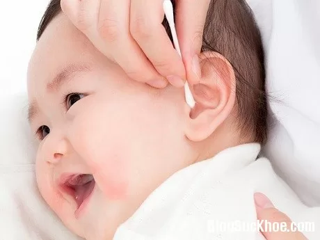 Ngoáy tai cho trẻ - nên hay không?