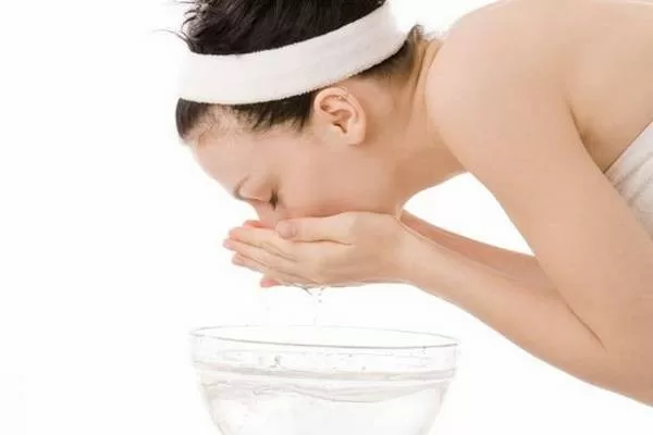 Cách trị mụn bằng nước muối