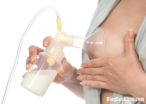 Hướng dẫn cách vắt sữa mẹ bằng tay chuẩn nhất