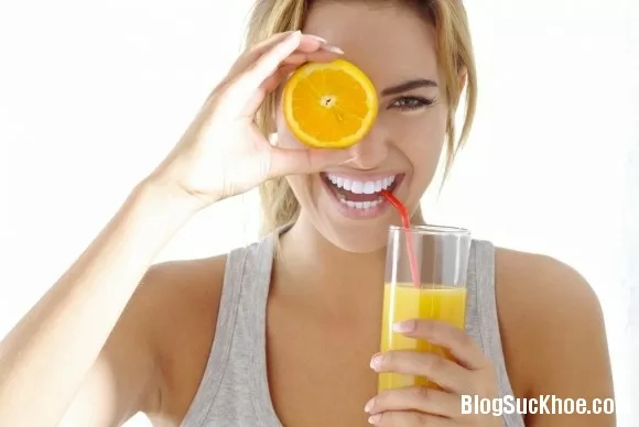 Răng trắng, da hồng hào không nếp nhăn chỉ với 1 quả cam