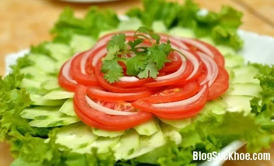 Dưa leo và cà chua giúp da bạn hồng hào, căng mịn