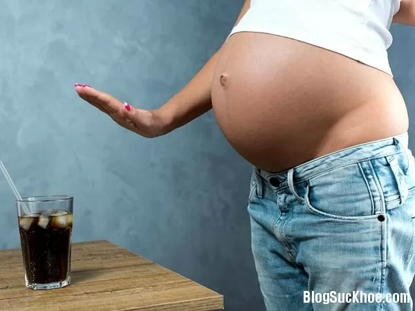 Chuyện gì xảy ra khi mẹ bầu uống nước có gas trong thai kỳ?