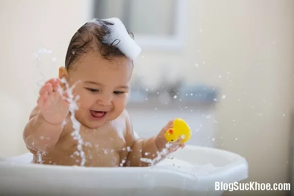 Những lưu ý khi tắm cho trẻ sơ sinh