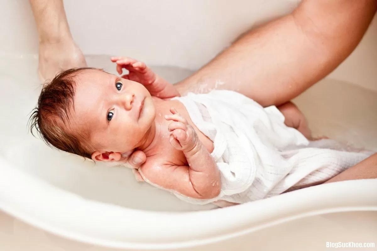 Những lỗi sai khi tắm cho trẻ sơ sinh mẹ cần bỏ gấp