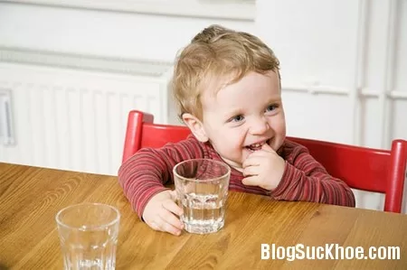 Bí quyết bỏ túi giúp mẹ dạy con cách tập uống nước bằng cốc