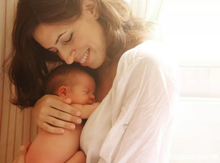 Những thời điểm mẹ cần ôm bé ngay lập tức