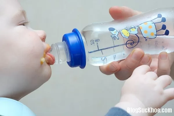 Trẻ sơ sinh và trẻ nhỏ uống nước thế nào là đủ?
