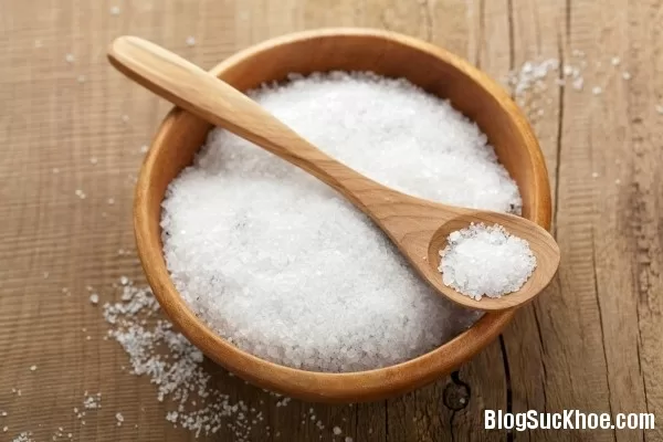Triệt tiêu mụn cực nhanh với muối biển