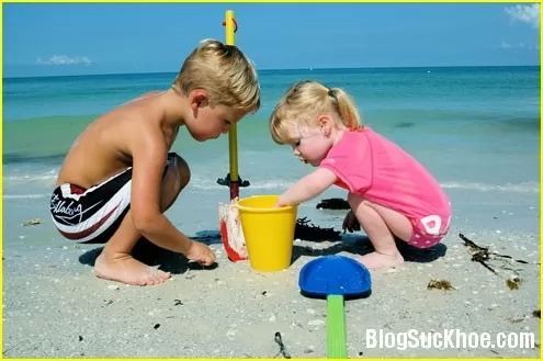 Dấu hiệu trẻ đi nắng về gặp nguy hiểm