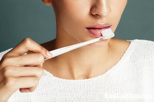 Mẹo biến môi thâm thành môi hồng hào chỉ với 2 phút