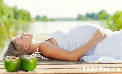 Bà bầu uống nước dừa thế nào sinh con mới trắng hồng?