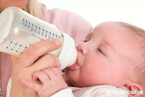 Những điều mẹ cần lưu ý khi cho bé bú bình