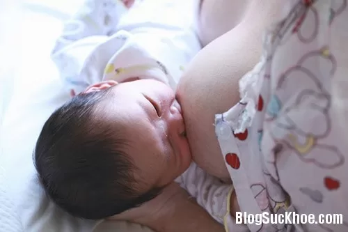 Sai lầm thường gặp của mẹ khi cho con bú gây hại cho con