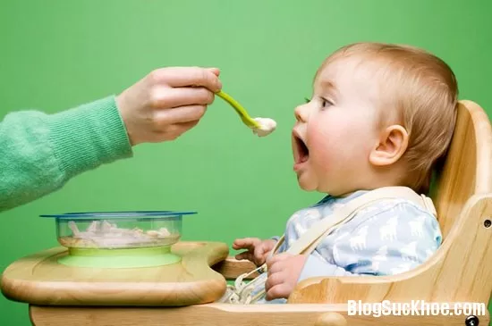 Thời điểm nào thích hợp cho bé ăn dặm?