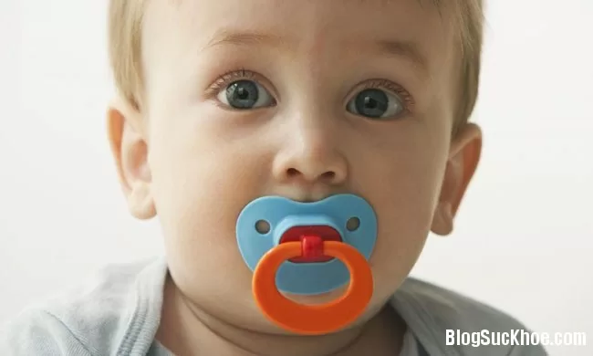 Tác hại khi bé ngậm núm vú giả